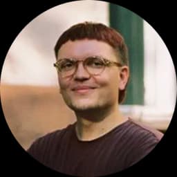 Round profile image of Simon Schötz looking directly at the camera with an encouraging smile.